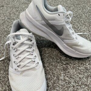 WOMENS WHITE NIKE TENNIS SHOES